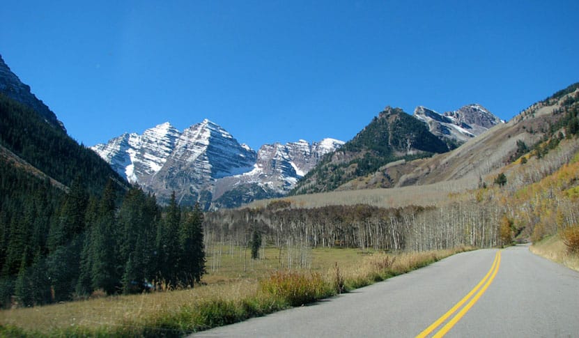 maroon-bells-drive-to-maroon-lake